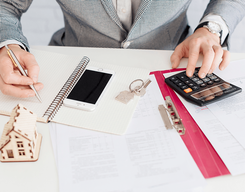 A mortgage advisor calculating a client’s home loan